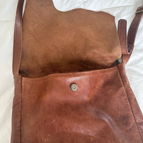 Distressed brown leather Messenger Bag! - Picture 3 of 9